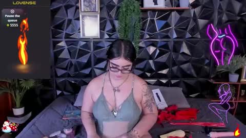 apprilfoxx online show from December 15, 3:38 pm