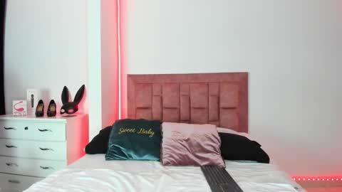 april collinsxx online show from February 19, 9:00 pm