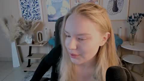 Snapshot of aprilserenity chatting on September 30, 1:43 am April. All year round. online show from September 30, 1:43 am