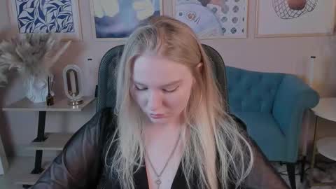 Snapshot of aprilserenity chatting on October 6, 10:29 pm April. All year round. online show from October 6, 10:29 pm