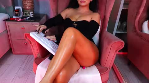 Snapshot of aqueenmonica chatting on November 8, 3:23 pm AQueenMonica online show from November 8, 3:23 pm