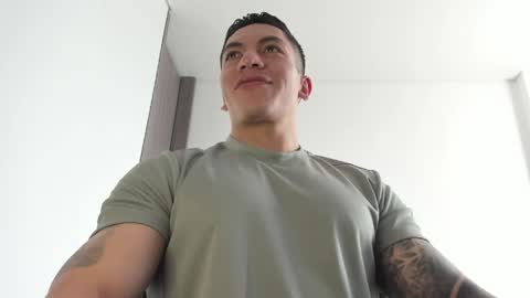 Snapshot of aquiles_51 chatting on April 30, 5:52 pm Jonathan online show from April 30, 5:52 pm