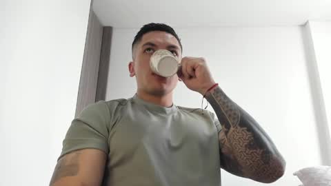 Snapshot of aquiles_51 chatting on May 3, 7:20 pm Jonathan online show from May 3, 7:20 pm