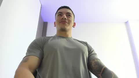 Snapshot of aquiles_51 chatting on May 6, 5:51 pm Jonathan online show from May 6, 5:51 pm