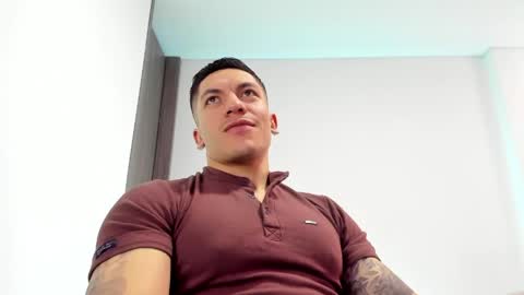 Snapshot of aquiles_51 chatting on May 23, 6:34 pm Jonathan online show from May 23, 6:34 pm