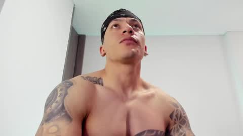 Snapshot of aquiles_51 chatting on June 7, 9:40 pm Jonathan online show from June 7, 9:40 pm