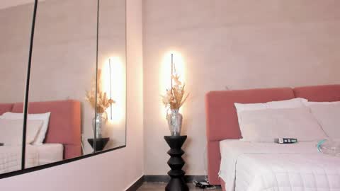  Ara Ferrer  online show from April 7, 8:31 pm