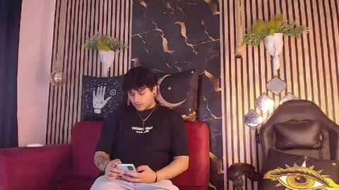Snapshot of arcano__rh chatting on May 11, 11:49 am Loki online show from May 11, 11:49 am