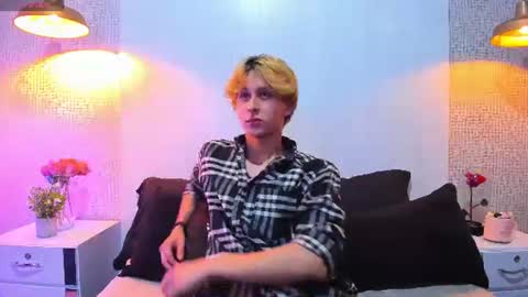 Snapshot of archie6_ chatting on August 8, 4:25 am your archie online show from August 8, 4:25 am