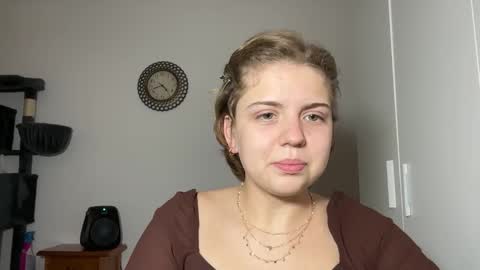 Snapshot of ari_crystal chatting on February 5, 2:43 pm ari_crystal online show from February 5, 2:43 pm