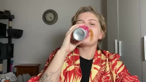 Snapshot of ari_crystal chatting on February 7, 2:21 pm ari_crystal online show from February 7, 2:21 pm