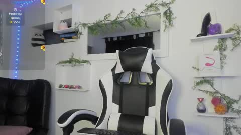 Snapshot of ari_lauren chatting on February 19, 3:46 am ari lauren online show from February 19, 3:46 am