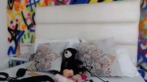 Snapshot of aria_martiin chatting on December 18, 11:56 am aria online show from December 18, 11:56 am