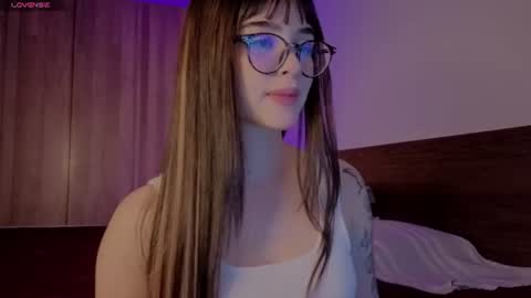 Snapshot of aria_mora chatting on June 9, 9:48 pm Roxxy online show from June 9, 9:48 pm