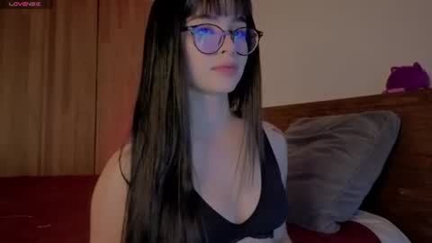 Snapshot of aria_mora chatting on June 28, 10:27 pm Roxxy online show from June 28, 10:27 pm