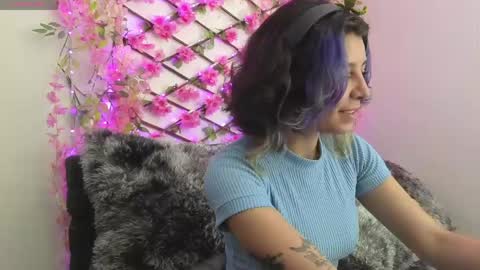 Snapshot of aria_silk chatting on May 22, 10:37 pm aria_silk online show from May 22, 10:37 pm
