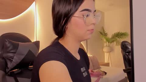 Snapshot of ariadna_boneville chatting on February 19, 7:54 pm A R I A D N A online show from February 19, 7:54 pm