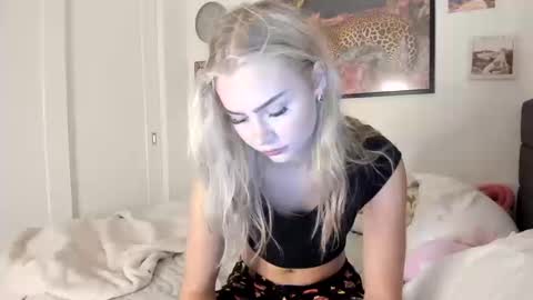 Snapshot of ariah_is_blonde chatting on October 10, 9:14 pm Ariah online show from October 10, 9:14 pm