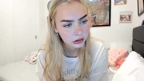 Snapshot of ariah_is_blonde chatting on November 13, 8:52 pm Ariah online show from November 13, 8:52 pm