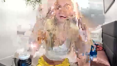 Snapshot of ariah_is_blonde chatting on June 6, 10:25 pm Ariah online show from June 6, 10:25 pm