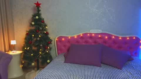 Snapshot of ariana_petite chatting on December 18, 12:32 am Ariana online show from December 18, 12:32 am