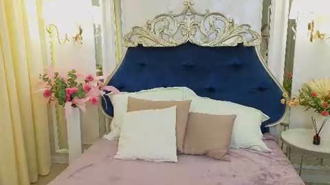 Snapshot of ariana_petite chatting on June 15, 12:02 am Ariana online show from June 15, 12:02 am
