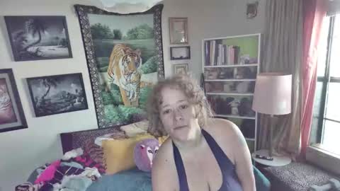 Snapshot of arielabai chatting on October 7, 6:27 pm Arielle Ari online show from October 7, 6:27 pm