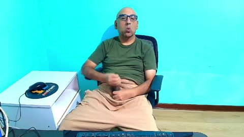Snapshot of arnelux72 chatting on April 24, 5:21 am arnelux72 online show from April 24, 5:21 am