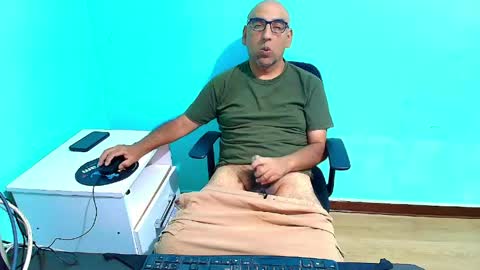 Snapshot of arnelux72 chatting on April 26, 5:49 am arnelux72 online show from April 26, 5:49 am
