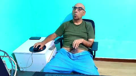Snapshot of arnelux72 chatting on May 2, 5:34 am arnelux72 online show from May 2, 5:34 am