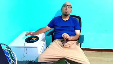 Snapshot of arnelux72 chatting on May 25, 5:35 am arnelux72 online show from May 25, 5:35 am