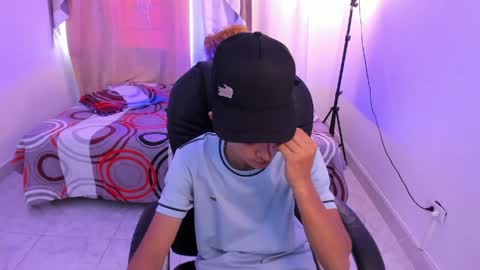 Snapshot of aron_boyy chatting on April 24, 8:44 pm Aaron online show from April 24, 8:44 pm