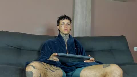 Snapshot of aron_ford chatting on February 6, 3:44 am Aron ford online show from February 6, 3:44 am