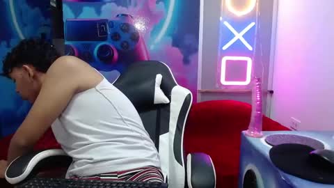 aron_hot11 online show from May 5, 2:52 am