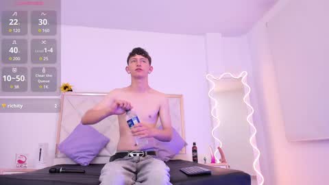 Snapshot of aron_tay chatting on January 3, 7:27 am your aron online show from January 3, 7:27 am