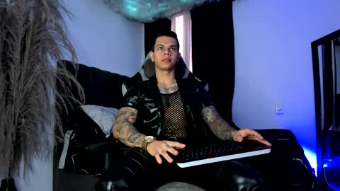 Snapshot of arondark chatting on May 12, 12:35 pm DarkMaster online show from May 12, 12:35 pm