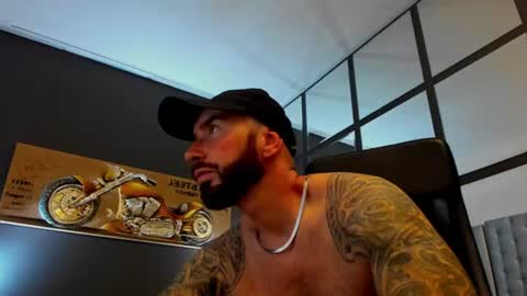 Snapshot of arongrant chatting on June 30, 9:32 am AronGrant online show from June 30, 9:32 am