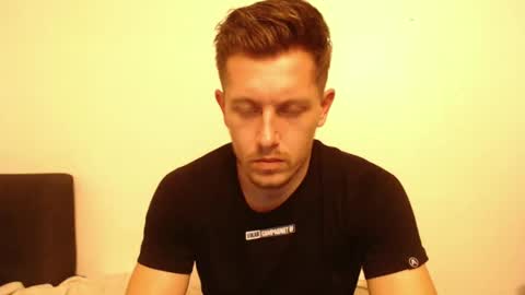 arromwilliam90 online show from December 8, 9:24 am