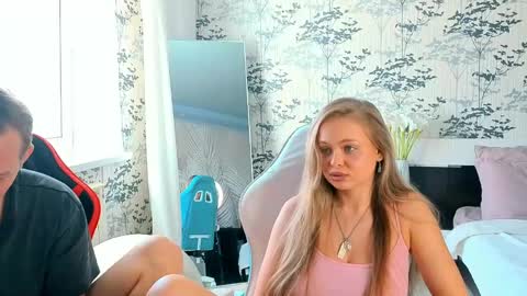 Snapshot of art_cam_ chatting on June 5, 6:52 am art_cam_ online show from June 5, 6:52 am