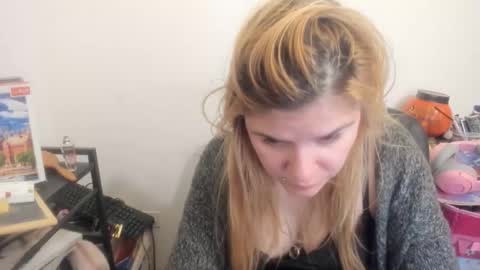 Snapshot of artsyandcraftsy_ chatting on April 18, 8:20 pm MIA online show from April 18, 8:20 pm