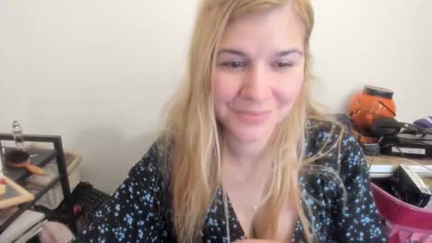 Snapshot of artsyandcraftsy_ chatting on April 21, 9:17 pm MIA online show from April 21, 9:17 pm