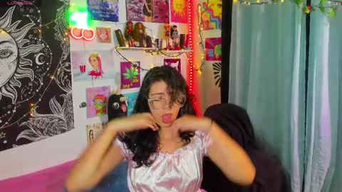 Snapshot of artsycherry chatting on May 7, 1:55 am Isabella Cherry online show from May 7, 1:55 am