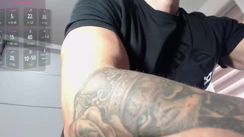 Snapshot of aryanaian1 chatting on October 18, 11:33 am AryanAian1 online show from October 18, 11:33 am