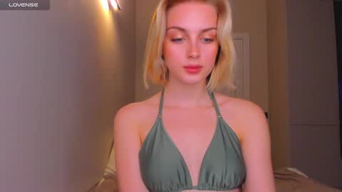 Snapshot of ashbunny_ chatting on December 3, 5:23 pm your pretty Ashley online show from December 3, 5:23 pm