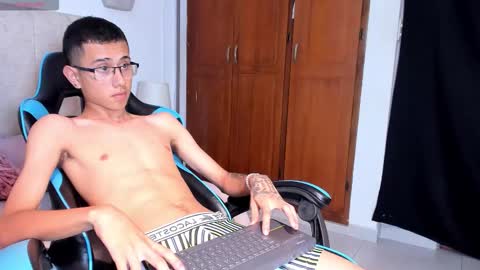 Snapshot of asher_lux chatting on December 22, 8:06 pm Asher online show from December 22, 8:06 pm