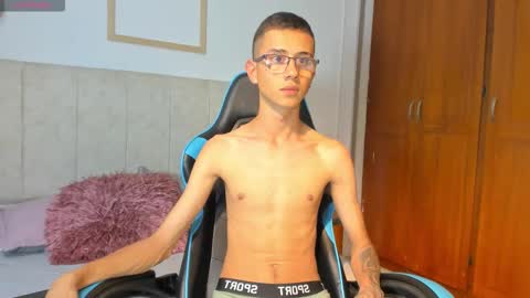 Snapshot of asher_lux chatting on January 5, 9:18 pm Asher online show from January 5, 9:18 pm