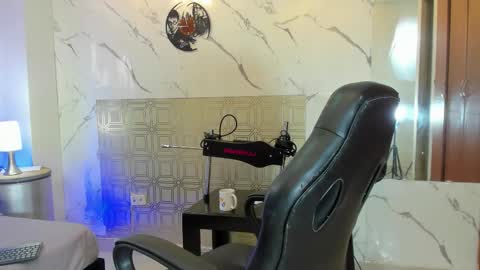 Snapshot of asher_lux chatting on February 28, 5:14 pm Asher online show from February 28, 5:14 pm