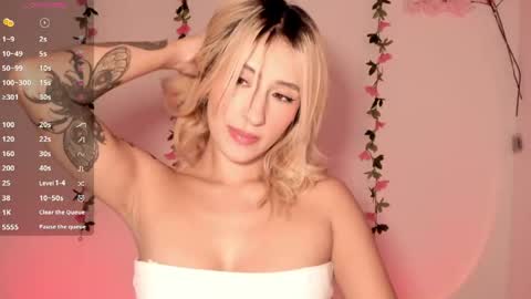 Snapshot of ashleyroys_111 chatting on May 1, 7:18 pm dahiana online show from May 1, 7:18 pm