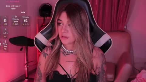 Ashley Lauren online show from December 18, 4:29 am