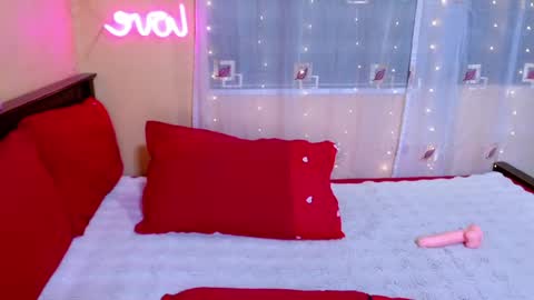 Snapshot of ashleyxxxversahuge chatting on May 8, 5:18 pm AshleyNicole online show from May 8, 5:18 pm